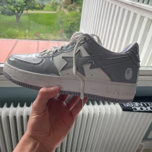 Bape skor - Tjena! Säljer nu mina Bape skor. Använda en gång så skicket är nästan som helt nytt.👍🏼😁