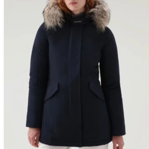 Woolrich  - Tänkte sälja min woolrich då den aldrig kommer till användning. Storlek xs, använd 1 vinter. Avtagbar päls.