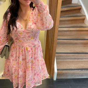 Jätte fin klänning - Jätte fin klänning från vero Moda säljes, använd endast en gång och är i nyskick. Skriv vid frågor eller intresse 🩷