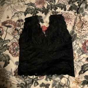 Spets linne - Ett jätte fint svart spets linne som är helt nytt. Dock har har jag tyvärr klippt bort lappen. kontakta mig för frågor eller för fler bilder💗
