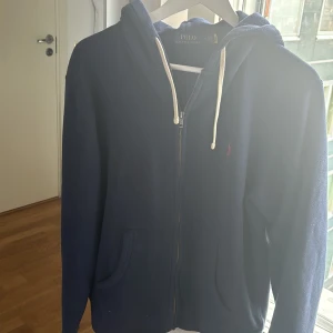 Ralph lauren zip hoodie  - Säljer min gråa Ralph lauren hoodie eftersom den inte kommer till användning längre. Passar M väl, pris kan diskuteras! 
