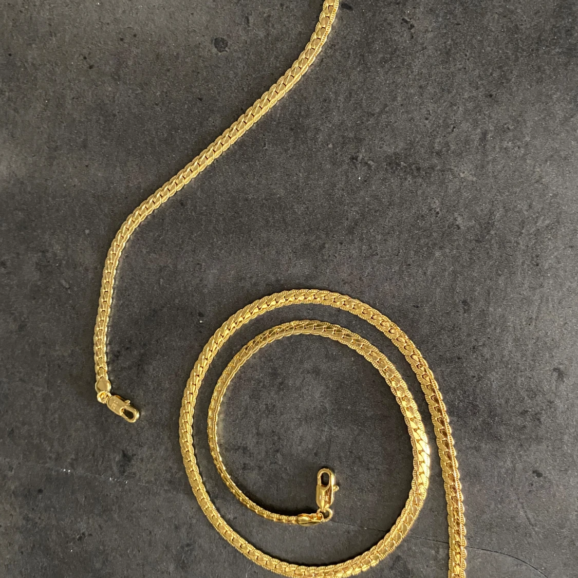 18 karat guldpläterat halsband och armband 