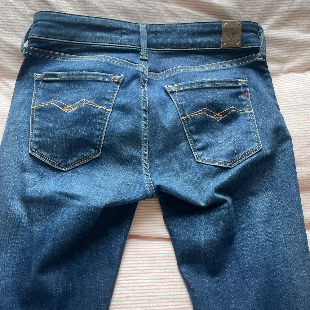 Säljer dessa snygga lågmidjade bootcut jeansen från replay. De är omstdda från skinny till bootcut vilket ger en cool detalj. Hör av er om ni har frågor eller vill ha fler bilder😊💕🤙. Jeans & Byxor.