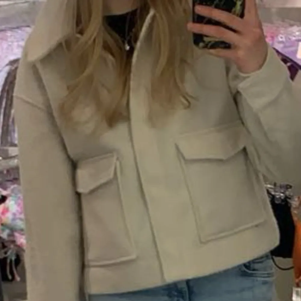 En jättefin beige kappa ifrån vero Moda😍. Jackor.