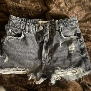 Svarta jeansshorts - Säljer mina superfina svarta jeansshorts aldrig använda❤️