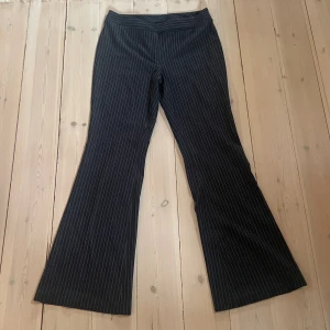 Lågmidjade randiga kostymbyxor  - Lågmidjade randiga kostymbyxor från marks and Spencer, midjemått 85cm och innerbenslängd 83cm, jag är 173!