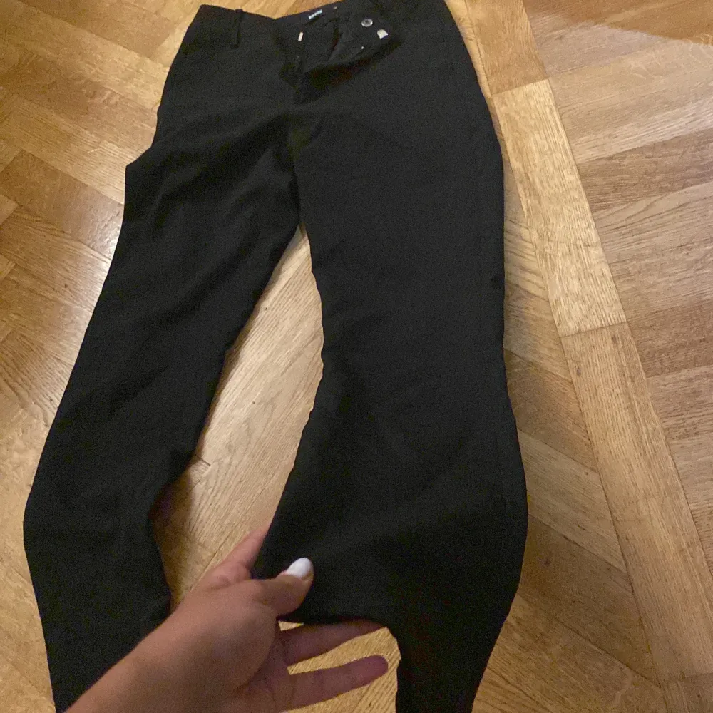 Storlek 36 , original pris 500 säljer för 200 knappt använda säljer pågrund av de inte passar mig 💕 de har inga skador, inte så bra bilder men kan skicka mer om ni kontaktar mig . Farkut & Housut.