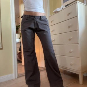 Lågmidjade byxor - Bruna lågmidjade byxor från Roxy life, midjemått 80cm innerbenslängd 82cm, jag är 173cm! 