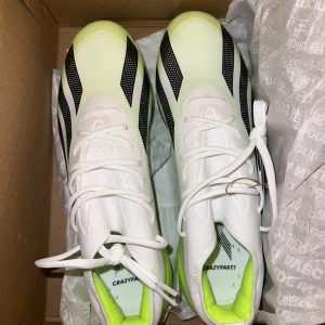 Adidas X  - Helt nya och oanvända adidas X med konst/gräs dobbar. Pris kan diskuteras vid snabb affär.