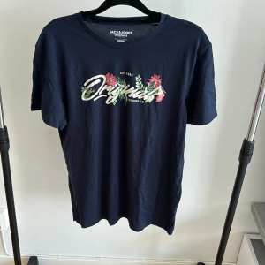 T-shirt från Jack and jones - Marin blå T-shirt med tryck från Jack and Jones i stl L Knappt använd