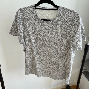 T-shirt från bläck - Blommig Herr T-shirt från bläck i stl L Knappt använd