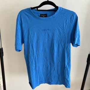 Blå T-shirt från lager 157 - Blå T-shirt från lager 157 i stl M knappt använd