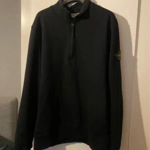 Stone island  - Jag säljer nu min stone island köpt från NK Göteborg då den har växt ut mig,  Stilren half zip tröja!