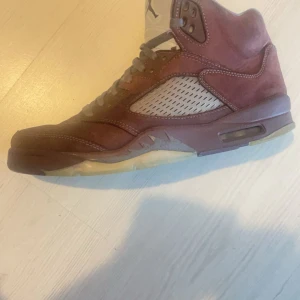 Jordan 5 burgandy - Dem är i storlek 44 och har använts i 3 månader säljer dem eftersom de är för små för mig och såklart är de äkta och pris kan diskuteras.