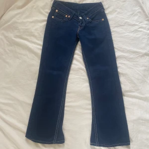 lågmidjade bootcut levis - Lågmidjade bootcut Levi’s i nyskick💗 midjemått ~ 73 cm innerbenslängd ~ 75 cm