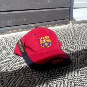 Fc Barcelona keps  - Den är hel ny och jag har inte använt den en enda gång du är inte sönder elr smutsig någonstans 