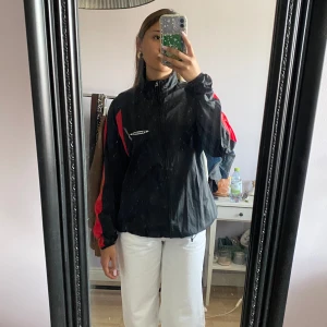 Newline tunn vindjacka - Snygg vindjacka från Newline i storlek M. Enda defekten e lite sprickor vid märket annars i toppen skick. 🎸🎸 Bara att skriva vid funderingar, mått eller mer bilder❤️