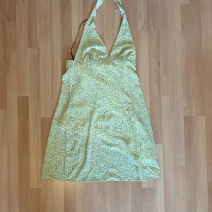 Sommrig klänning - Sommrig halterneck från hm. Använd 1-2 gånger. 