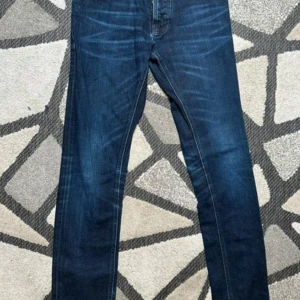 Nudie jeans W31L44 - Fina nudie jeans NJ1003289 Modell: grim tim  Tvätt: navy thunder 99%cotton 1%elestan Nypris 1400kr Skickar samma dag, köp görs 💥sänkt pris , fast pris 💥