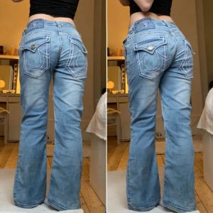 True religion jeans - (LÅNADE BILDER) True religion jeans dom är omsydda till bootcut, sen är det ett snöre inne för midjan men de syns inte utanpå. Hon på bilden ä 164 Det är små fläckar men syns knappt Skriv för mått