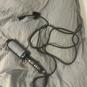 Värmeborste från cocopanda - Värmeborste som är perfekt till att göra stora blowouts med! Finns ej kvar på hemsidan så vet inte märket, vet att Julia ringblom rekommenderat!😊 själva borsten är 45. Knappt använd!🥰 skriv för mer info kom gärna med prisförslag! 