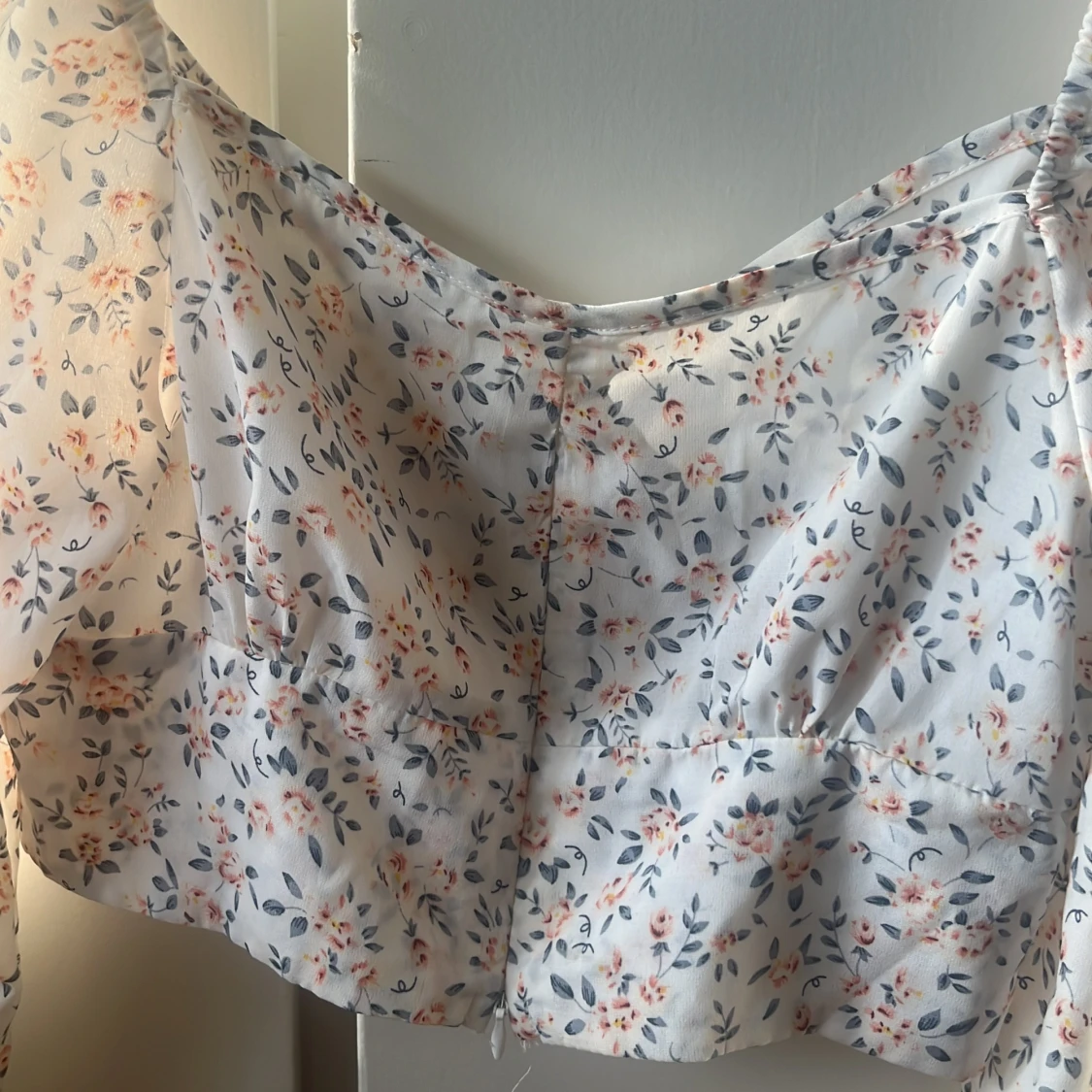 Vit blommig blus - 93