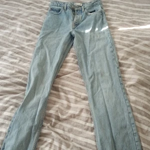 Ljusa lågmidjade jeans - Bra skick, endast provade. Köpt här på plick men tyvärr var de för små i midjan:( Extremt snygga och passar perfekta till allt:)