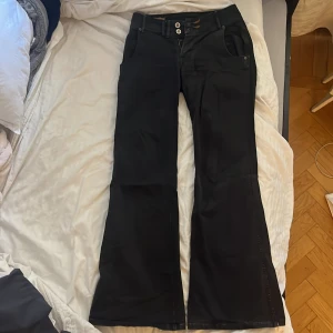 Svarta lågmidjade jeans - Använda ett flertal gånger  Bootcut W26  Lite slitage på knapparna där bak, annars bra skick Skriv för mått