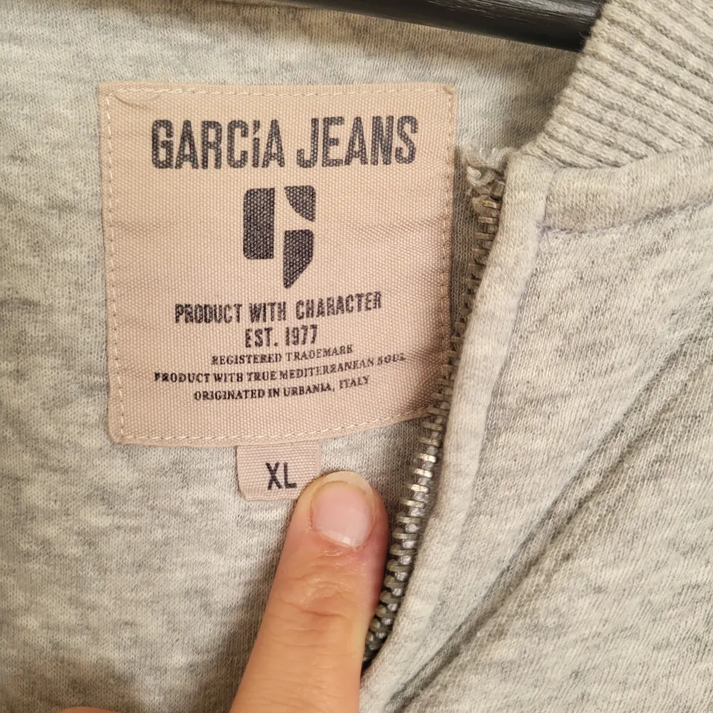 Kofta/tröja av märket Garcia Jeans. Herr . Tröjor & Koftor.