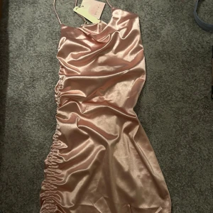 rosa satinklänning - Justerbar rosa satinklänning Helt ny! Strl XS-S Pris:250kr 