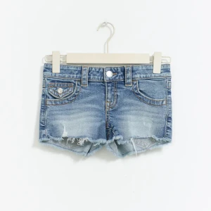 lågmidjade shorts  - säljer de här nya as snygga lågmidjade shortsen med knappar där bak som inte kommer till användning och som är helt slutsåld i alla storlekar på hemsidan❤️ storlek 140 men är inte så jätte små i storleken för de passar mig❤️