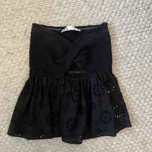 tubtopp - tubtopp ifrån zara. ser ut som fläckar på bilderna med är inte det i verkligheten. kom privat för fler bilderna🩷