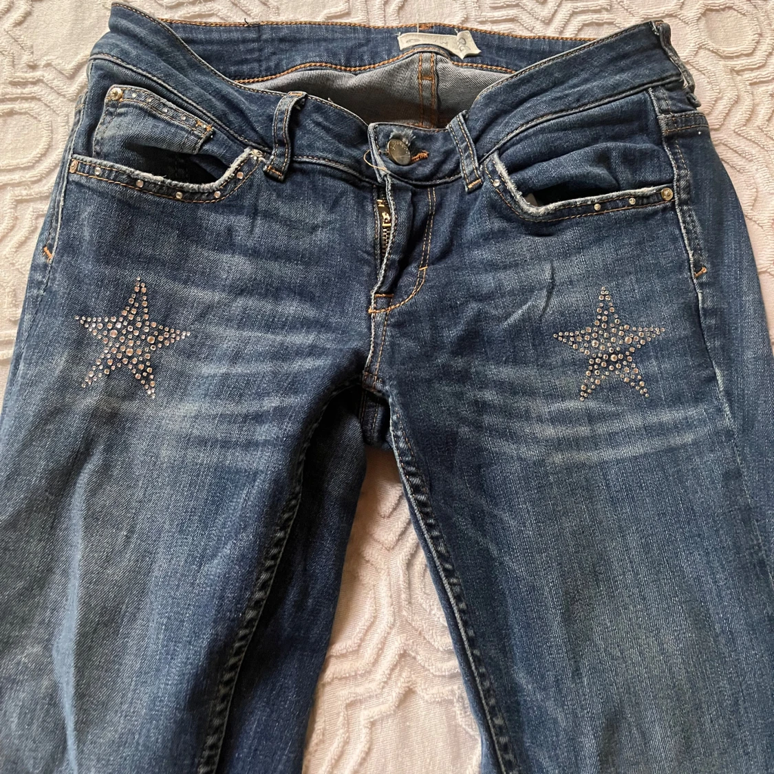 Lågmidjade bootcutjeans med glitterstenar - 92