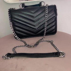 Väska -  Den är väldigt bra skick ser ut som en helt ny väska är superfin