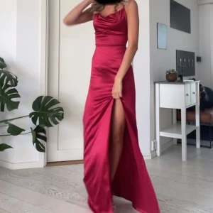 Balklänning - Säljer denna fina klänning i nyskick. Köpte den till min bal men använde istället en annan så den är precis ny💕💕