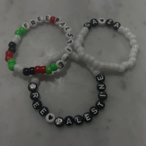 Armband  - 40kr st, varav 20kr går till Palestina. Finns även i andra motiv. Insta: Armbandshoppen_