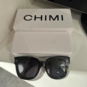 Chimi 08 - Säljer mina helt nya chimi glasögon i modellen 08 i färgen black. Förpackning, fodral, påse där dom förvaras i och inplastad servett ingår i köpet. Säljer då jag har ett par andra som används. Nypris 1350 kr säljer för 850 kr. 