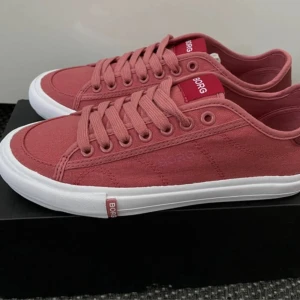 Nya Björn Borg skor - Säljer ett par helt nya Björn Borg skor. De är nya med kartong. Nypris ca 1000 kr. Kommer från ett djur och rökfritt hem.