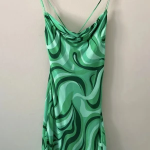 Klänning zara - Grön mönstrad klänning från zara