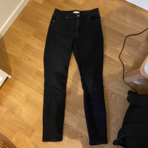 Skinny jeans - Vanliga svarta Skinny jeans utan hål eller något sådant. Dom är högmidjade och sitter skönt på