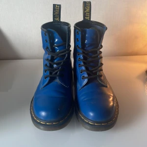 Dr Martens EU41 blå - Knappt använda, lite smuts sitter fast på högra skon vid tårna. Säljer eftersom dem inte passar mig längre och jag har knappt använt dem ändå🤷