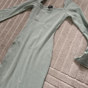 Helt ny ribbad klänning  - Ribbad klänning storlek s 