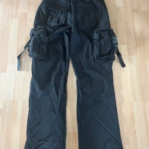 Cargopants - Säljer ett par riktigt schyssta cargopants i storlek M med många fickor och nice detaljer 🔥 Lite flareade nertill så dom sitter snyggt på skorna. Går att justera midjan så dom alltid sitter bra, bara använda några gånger. Är 183 65kg 😁