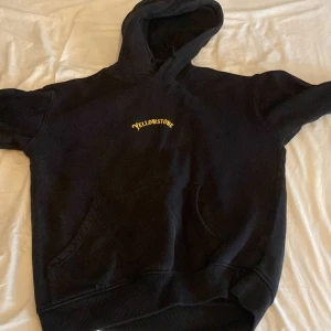 Yellostone tröja - Bra skick köpte för ungefär 700 och vill ej ha den mer 