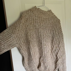 Brun/beige stickad tröja - Fin stickad tröja från nakd, nästan oanvänd☺️