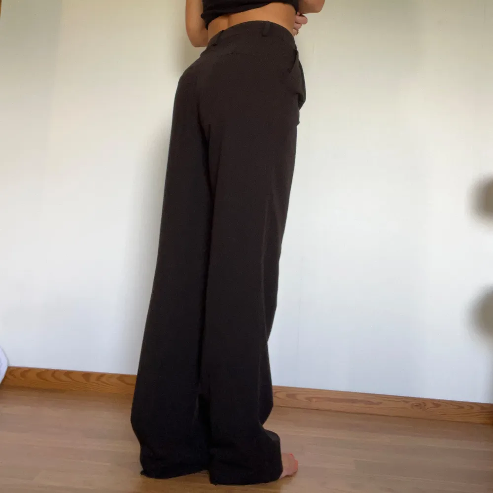 Svarta kostymbyxor från nakd uppsydda, modellen är 163 cm lång   obs! Finns hemma hos mina föräldrar så frakten kan ev. ta längre tid, skriv i dm så kan vi se. Jeans & Byxor.