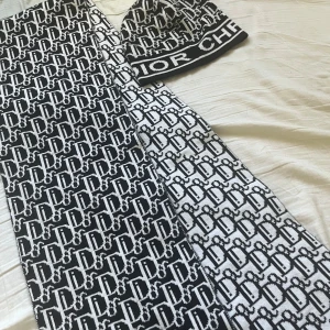 Dior sätt  - Dior sätt, mössa och scarf , använd bara en gång 