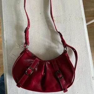 Väska - Oanvänd väska åt det vinröda hållet,  prislappen kvar ❤️