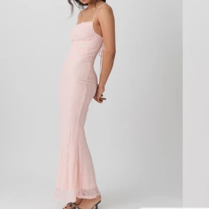 Rosa spets klänning ifrån Gina🌸 - Säljer den fina sommar klänningen som bara är använd en gång🌸 Inga defekter🌟