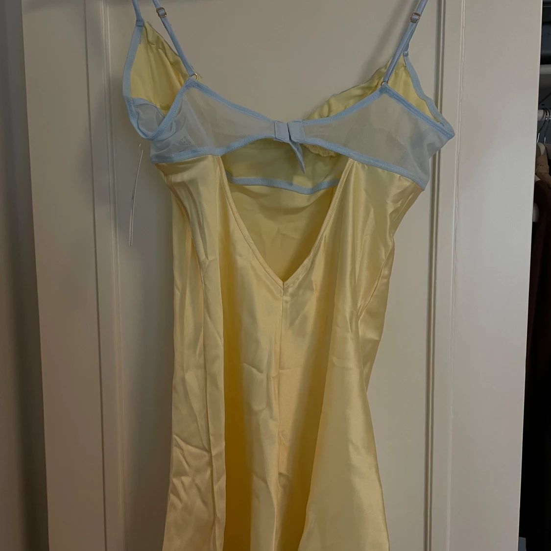 Gul klänning med blå detaljer från VS Pink - 90